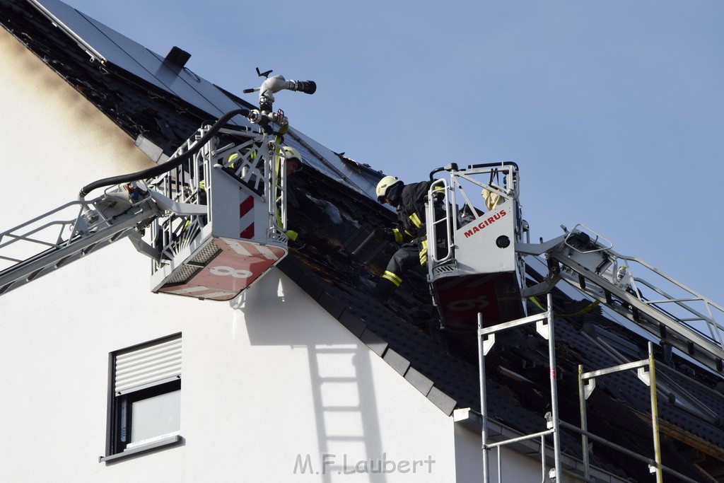 Feuer 2 Dachstuhl Koeln Dellbrueck Von der Leyen Str P105.JPG - Miklos Laubert